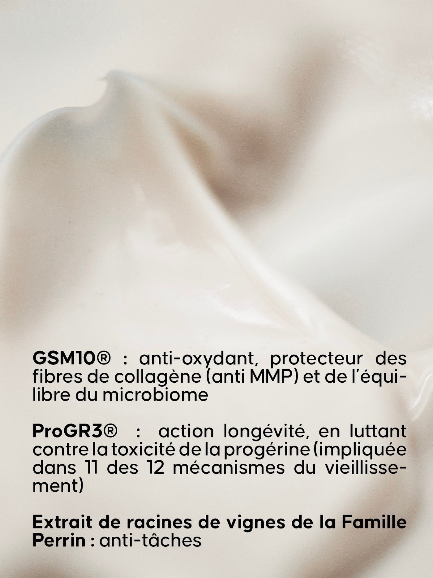 Texture épaisse et crémeuse de La Crème Mains & Ongles photographiée en très gros plan, avec un texte en bas de l’image expliquant les propriétés de ses actifs (GSM10®, ProGR3® et extrait de racines de vignes de la Famille Perrin)
