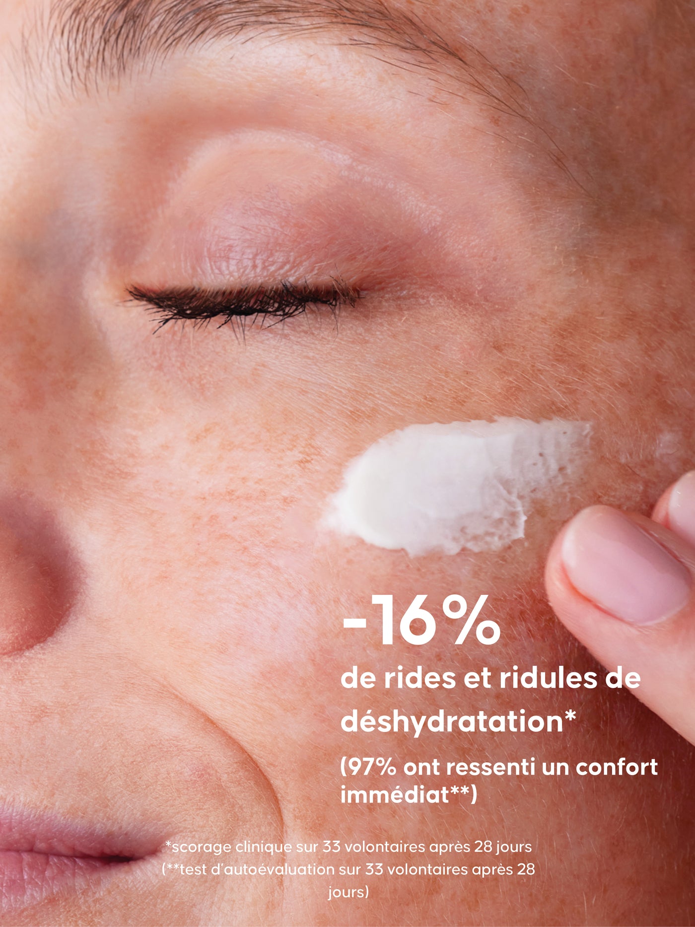 Gros plan d’une personne appliquant une crème blanche sur sa joue, avec un texte indiquant “-16% de rides et ridules de déshydratation” 