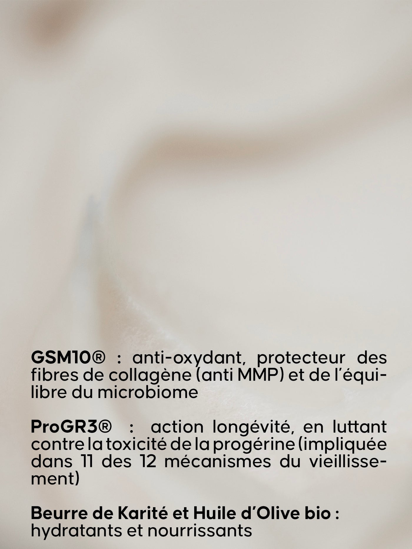 Gros plan d’une texture La Crème floutée, avec du texte mentionnant GSM10®, ProGR3® et des ingrédients nourrissants comme le beurre de karité et l’huile d’olive bio