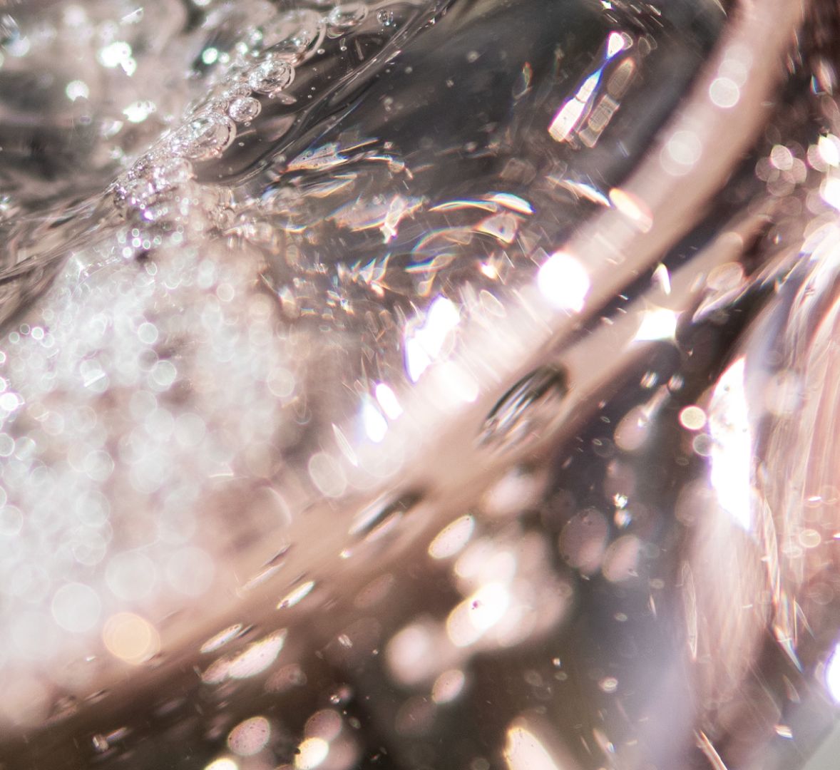 Photographie abstraite de liquide avec bulles et reflets brillants