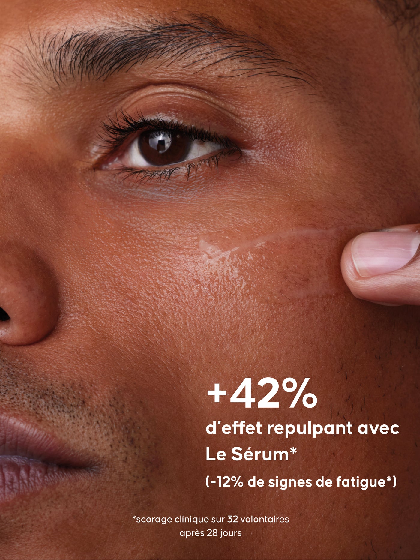 Application du Sérum sur la joue avec un texte indiquant un effet repulpant de +42 %