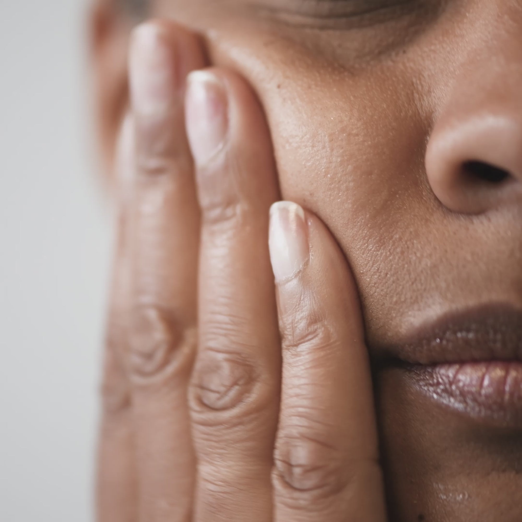 Application du Sérum, avec un gros plan sur le visage d'une femme pour montrer pas à pas les bons gestes à suivre 