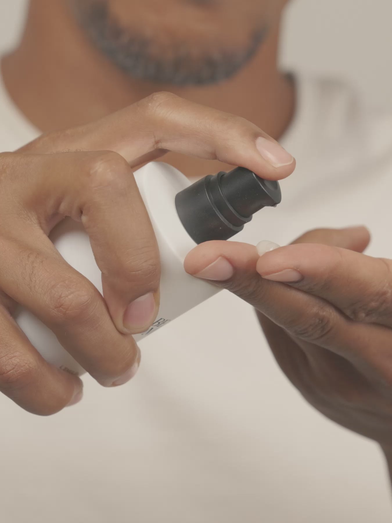 Guide d'application La Crème, avec l'émulsion nettoyante, et La Crème  avec les bons gestes à suivre par un homme ainsi qu'une femme