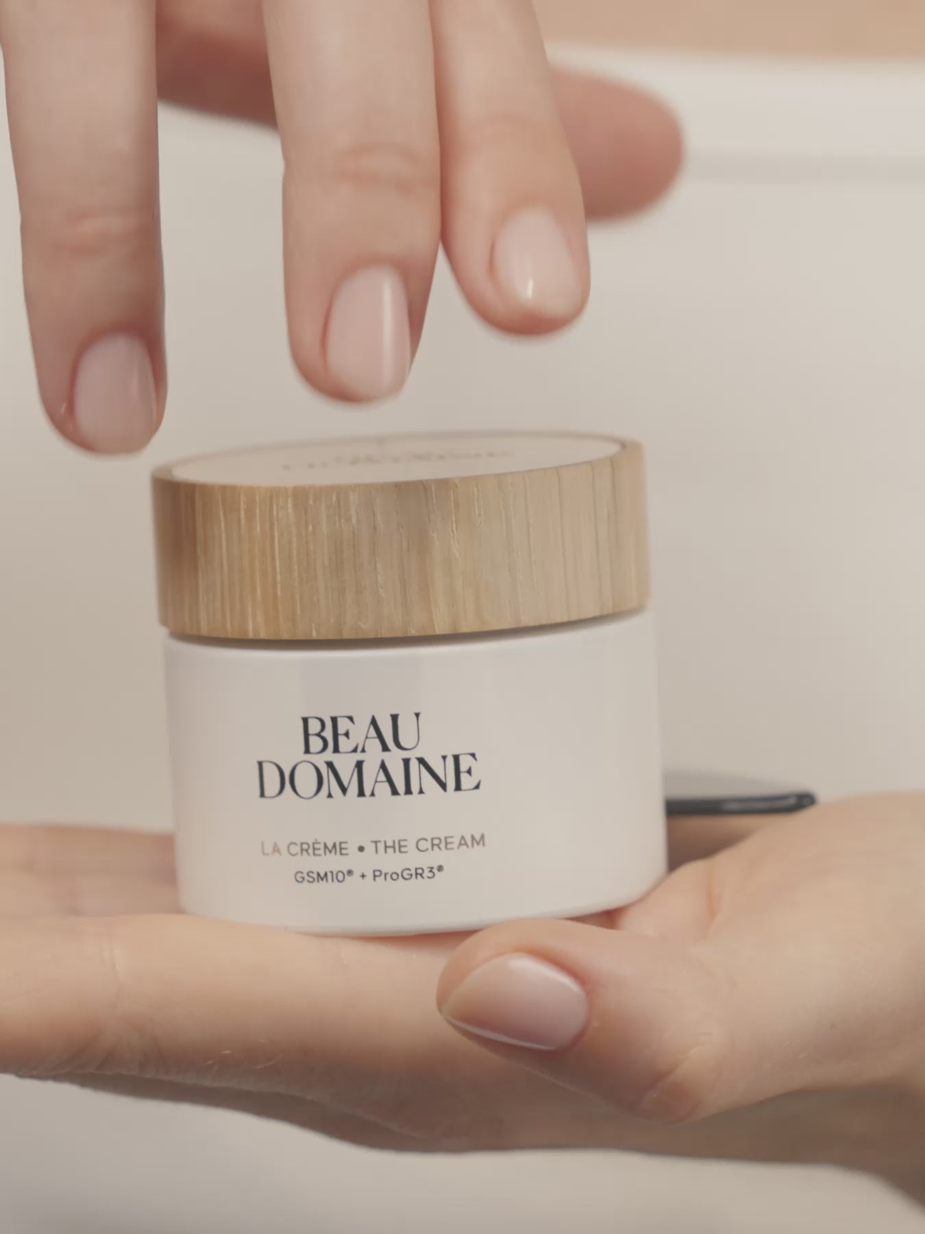 Application de La Crème, avec un gros plan sur le produit en premier lieu, puis focus sur le visage d'une femme pour montrer pas à pas les bons gestes à suivre ensuite