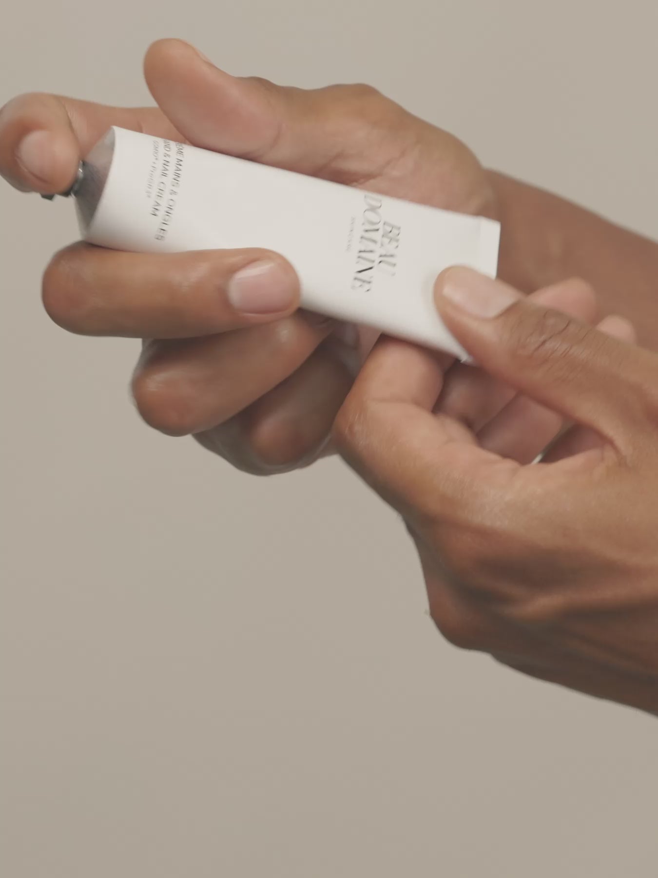 Application de La Crème Mains & Ongles, avec un gros plan sur le produit en premier lieu, puis focus sur les mains pour montrer pas à pas les bons gestes à suivre ensuite