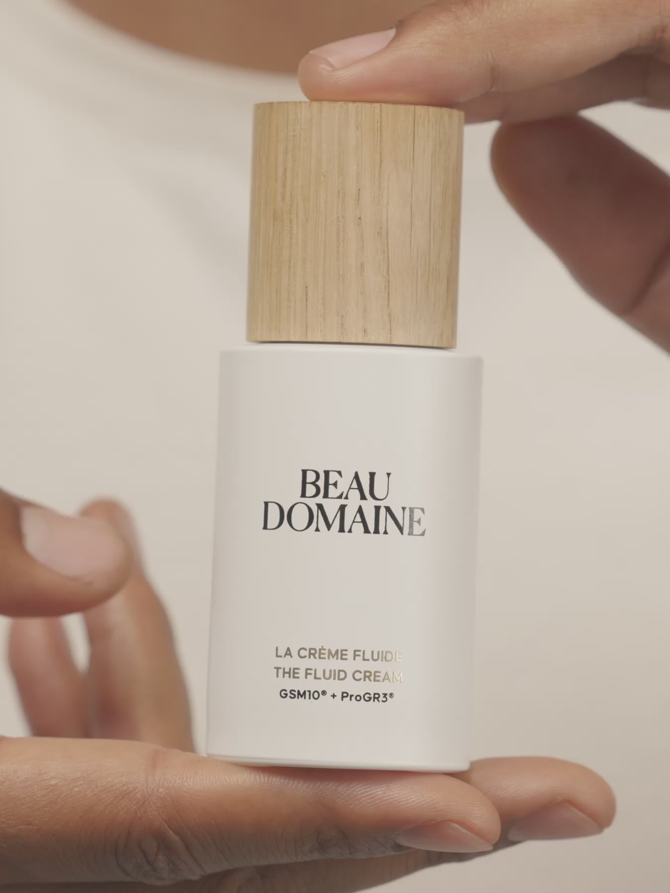 Application de La Crème Fluide, avec un gros plan sur le produit en premier lieu, puis focus sur le visage d'un homme pour montrer pas à pas les bons gestes à suivre ensuite